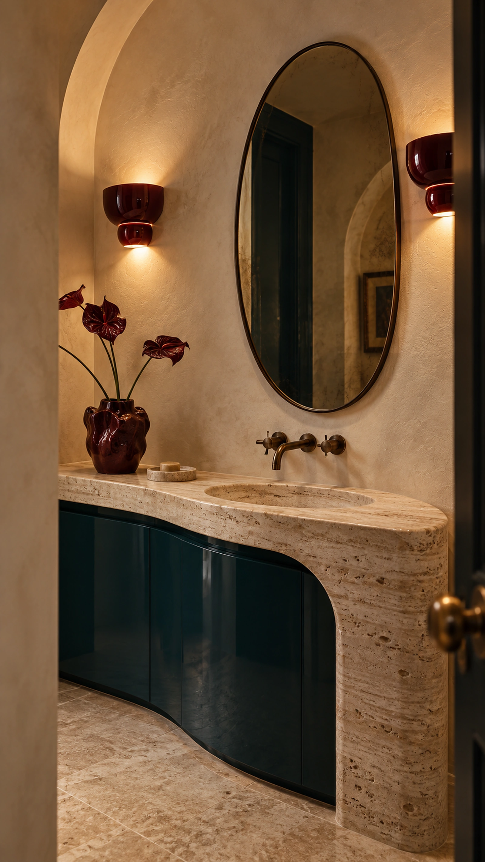 Traverten, koyu yeşil lake ve bordo apliklerle özgün banyo tasarımı